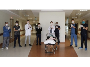 Sağlık Çalışanlarını Alkışlarken Balkondan Düşerek Yaralanan Minik Kız Taburcu Oldu