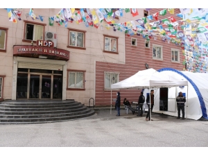 Hdp Önündeki Ailelerin Evlat Nöbeti 213’üncü Gününde