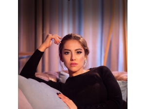 Şarkıcı İpek Demir Vatandaşa Maske Dağıttı