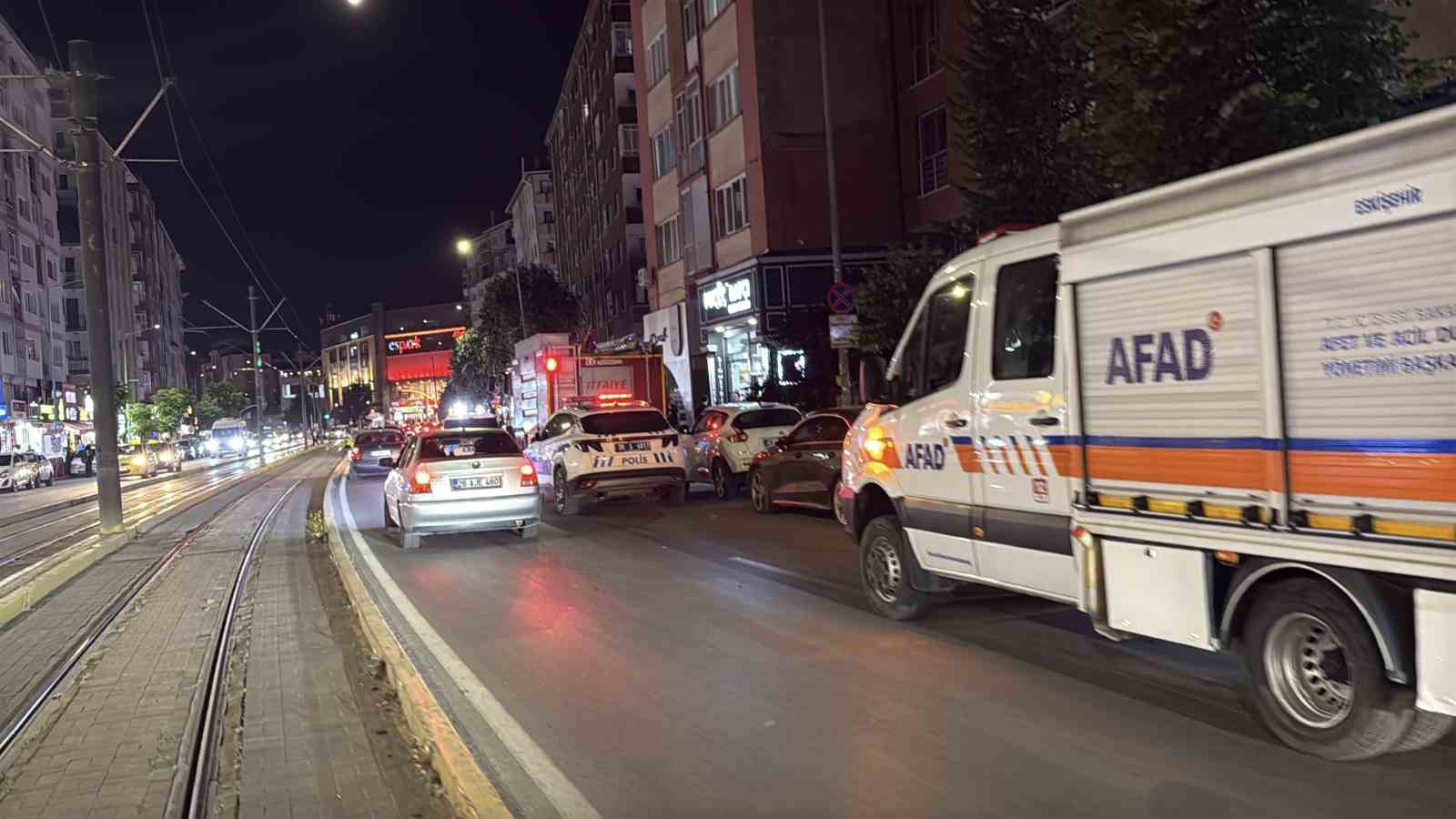 apartmanda-cikan-yanginda-dumanlar-daireleri-sardi-bina-tahliye-edildi