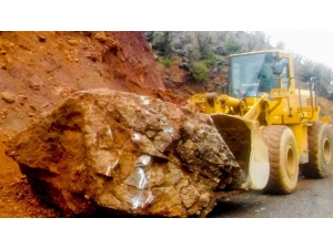Dağdan Kopan Dev Kaya Parçası Köy Yolunu Ulaşıma Kapattı