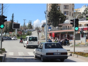 Suriye Sınırında Trafik Işıklarıyla "Eve" Git Mesajı