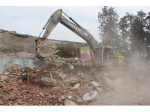 Depremde Yıkılma Riski Taşıyan Okul Yıkılıyor