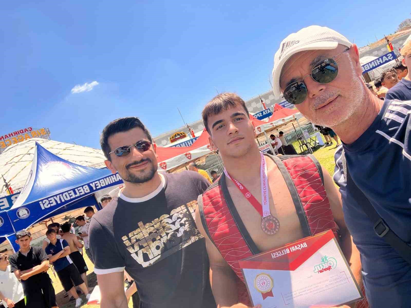 aydinli-guresci-turkiye-ucuncusu-oldu