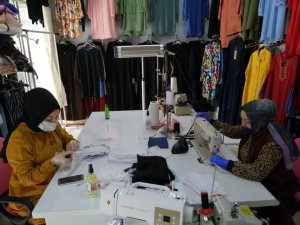 Küçük Bir Atölyede Yüzlerce Maske Ve Bone Diktiler