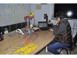 Şuhut’taki Öğretmenler Sağlık Çalışanları İçin Siper Maske Üretiyor