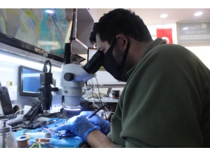 Maske Ve Eldivenle Telefon Tamir Ediyor, Dezenfekte Edip Kapıya Kadar Getiriyor