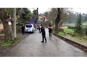 Devriye Görevi Atan Polis Ekipleri Vatandaşlara Moral İçin Oyun Havası Çaldı