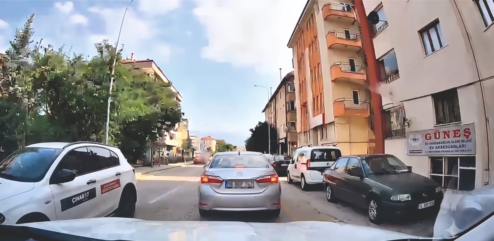 otomobilden-yola-cop-atan-surucuyu-arac-ici-kamerasi-yakti