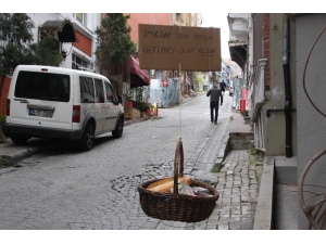 Balat’ta Yaşayan İtalyan, Dayanışma Sepeti İle İhtiyaç Sahiplerine Ulaşmaya Çalışıyor