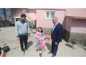 Cumhurbaşkanı Yardımcısı Oktay, Hilal Su Mert’e Bisiklet Hediye Etti