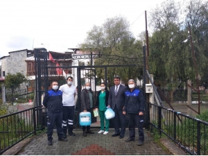 Kuşadası Belediyesi Engellilere Maske, Eldiven Ve Dezenfektan Dağıttı