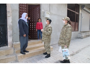 Mehmetçikten Evinden Çıkamayan Vatandaşlara Yardım