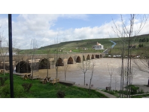 Dicle Nehri Kıyısında Bulunan Kafeler Sular Altında Kaldı