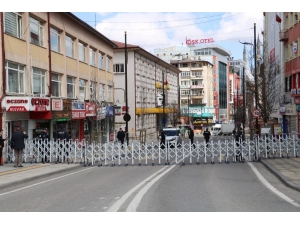 Bu Caddede Sokağa Çıkmak Yasak