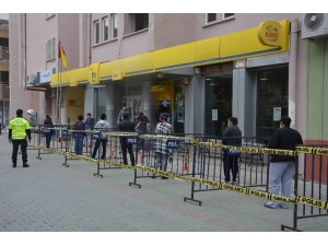 Ortaca’da Polis ’Sosyal Mesafe’ İçin Bariyer Kurdu