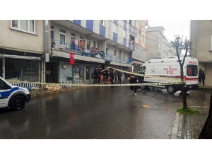 Yabancı Uyruklu Adam Sokak Ortasında Öldü, Vatandaşlar Sosyal Mesafeyi Hiçe Saydı