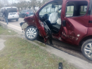 Otomobil İle Hafif Ticari Araç Çarpıştı: 3 Yaralı