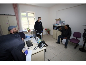 Vatandaşın Çağrısı İle Sokakta Yaşayan Yaşlı Şahıs Barınma Evine Yerleştirildi