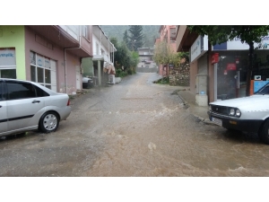 Şiddetli Sağanak Kozan’da Hayatı Felç Etti