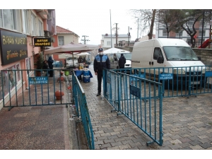 Pazar Yerine Giriş Çıkışlar Kapatıldı, Az Sayıda Kişi Girebiliyor