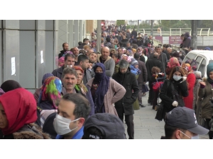 Sosyal Mesafeyi Hiçe Saydılar Metrelerce Kuyruk Oluşturdular