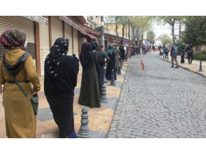 Parasını Almak İsteyen Vatandaşlar Sosyal Mesafeye Uyunca 2 Kilometre Uzunluğunda Kuyruk Oluştu
