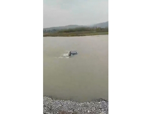 İki Taraf Arasında Kavga Çıktı, Aracı Nehre Attılar