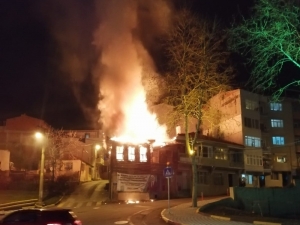 Tarihi Ahşap Bina Cayır Cayır Yandı