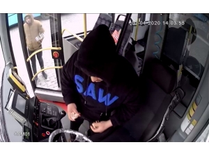 Park Halindeki Otobüse Giren Hırsızlık Kamerada