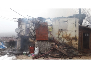 Yatalak Yaşlı Kadının Kaldığı Ev Küle Döndü