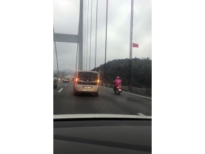 Köprüden Geçen Motosikletli Kuryeye Sürücüler Kalkan Oldu