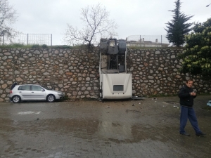 Köpeğe Çarpmamak İçin Tırı İle 5 Metrelik İstinat Duvarından Uçtu