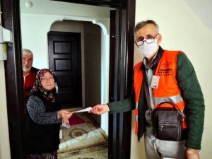 İncirliova’da 65 Yaş Üstü 147 Vatandaşın Maaşı Evde Teslim Edildi