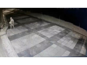 Cem Evi’nden Bağış Kutusu Çalan Hırsız Kameraya Yakalandı