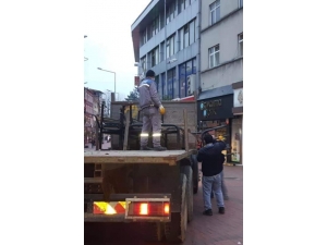 Çaycuma’da Banklar Belediye Ekiplerince Söküldü