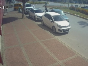 Drift Atan Ehliyetsiz Genç, Polisi Görünce Kontak Anahtarını Bile Almadan Aracı Bırakıp Kaçtı