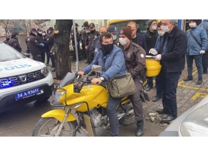 Bin Tl ’Lik Sosyal Yardımlar Postacı, Bekçi Ve Polislerin Katılımıyla Dağıtılmaya Başlandı