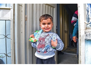 Mersin’de Korona Virüs Salgını Sürecinde Sütler, Çocuklara Evlerinde Ulaştırılıyor