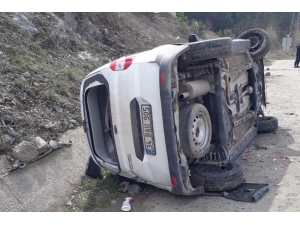 Kontrolden Çıkan Araç Takla Attı; 2 Yaralı