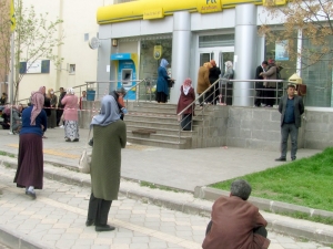 Yardım Paraları İhtiyaç Sahiplerinin Evlerine Götürülüyor