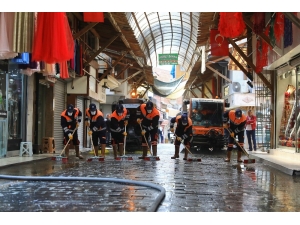 Tarihi Kaleiçi Çarşısı Sabunlu Suyla Yıkandı