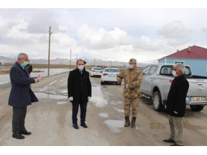 Karantinadaki Mahalleye Gıda Ve Temizlik Malzemesi Desteği