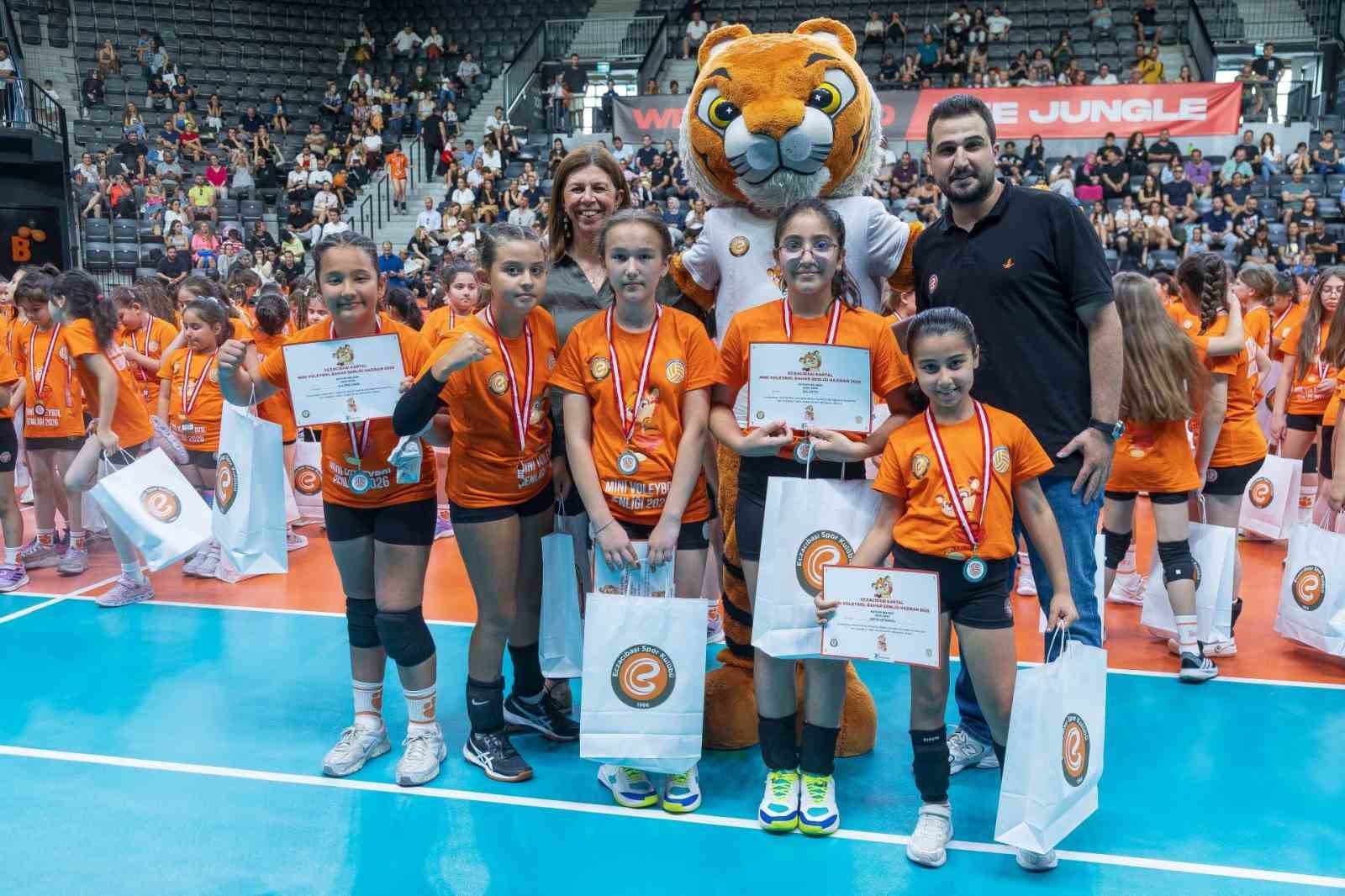 eczacibasi-spor-kulubu-mini-voleybol-senligi-gerceklesti
