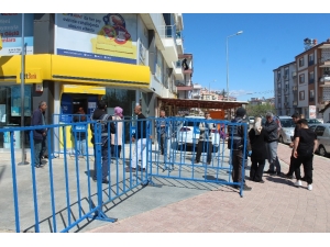 Sosyal Yardım Ödemesi İçin Ptt’ye Gelenler, Uyarılarak Geri Gönderildi