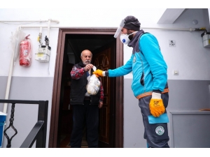 Gaziosmanpaşa’da 65 Yaş Üstü Vatandaşların Çöpleri Kapılarından Alınıyor