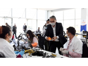 Muratpaşa 13 Bin 850 Adet Siperlikli Maske Dağıttı