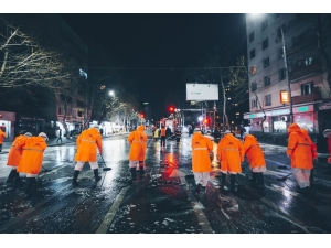 Gürcistan’da Caddeler Köpüklü Su Ve Dezenfektanlarla Temizlendi
