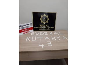 Polis, Ele Geçirdiği Uyuşturucu Haplarla ’Evde Kal’ Çağrısı Yaptı