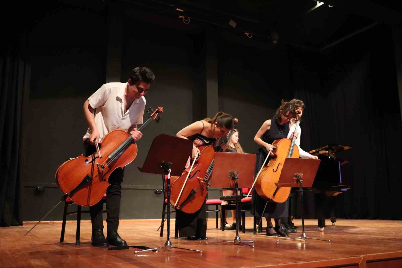 gelecegin-sanatcilari-sahne-tozunu-anadolu-universitesi-nde-yuttu